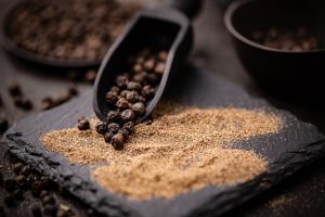 Pepe nero: cos’è, proprietà, benefici, usi in cucina e usi interni