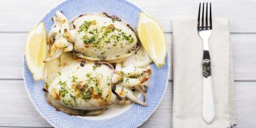 piatto tondo con bordo azzurro e due seppie al limone