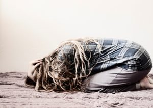 Suicidio: cause, numeri, segnali d’allarme, cosa fare per intervenire in tempo, prevenzione e terapia