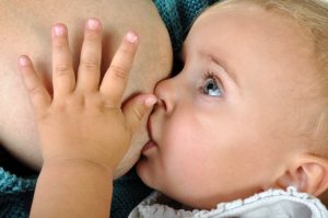 Allattamento a richiesta: cos’è, come funziona, benefici, pro e contro