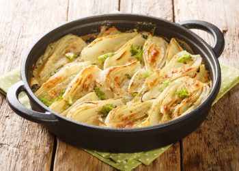su tavolo di legno, ua padella con finocchi in padella