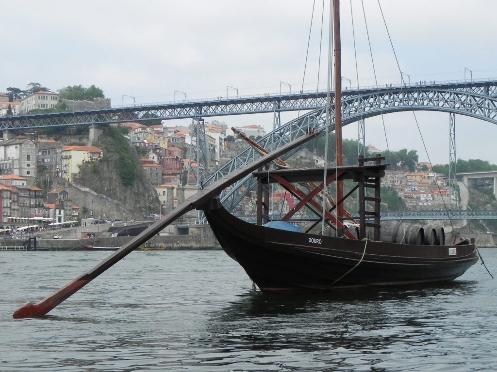 il porto fluviale e il ponte Dom Luis I 3