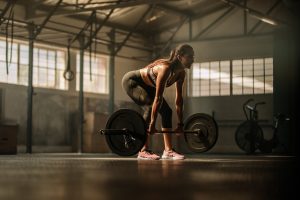Deadlift o stacco da terra: che cos’è, come si esegue, muscoli coinvolti, benefici, controindicazioni