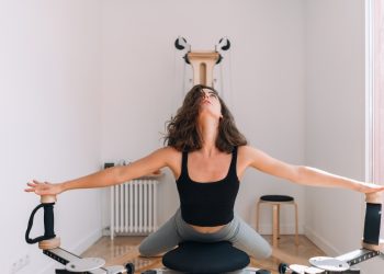 una ragazza impegnata in una sessione di Gyrotonic sullo specifico macchinario
