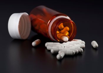 una boccetta con alcune compresse di lattoferrina integratore