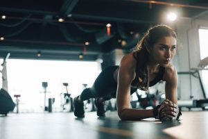 Plank: che cos’è, come farlo bene, muscoli coinvolti, varianti e benefici