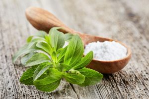 Stevia: proprietà, benefici e controindicazioni del dolcificante naturale