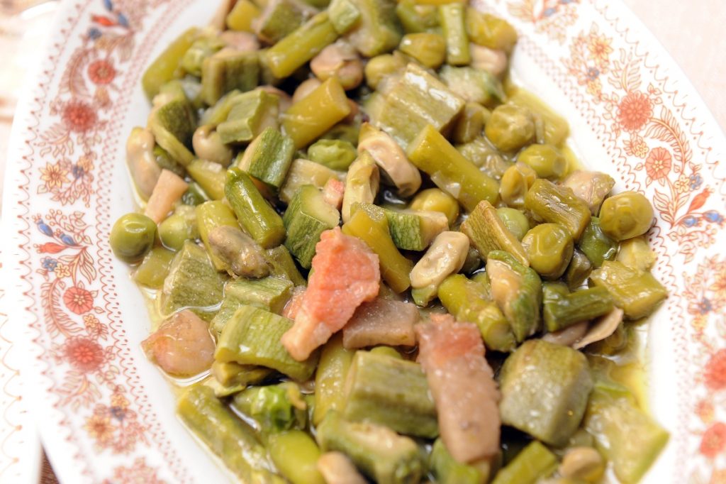 Ricette con le fave: le migliori ricette originali e leggere 9 in primo piano un piatto di vignarola con carciofi, fave e piselli