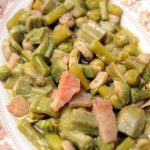 Vignarola: un contorno primaverile sano e gustoso 1 in primo piano un piatto di vignarola con carciofi, fave e piselli