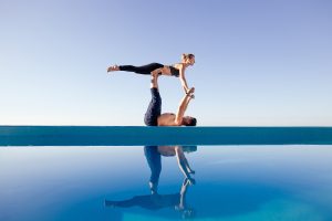AcroYoga: che cos’è, posizioni, benefici, a chi è consigliato, controindicazioni