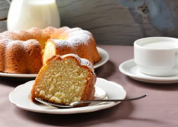 su tavolo una fetta di ciambellone allo yogurt con una tazza di latte per la colazione