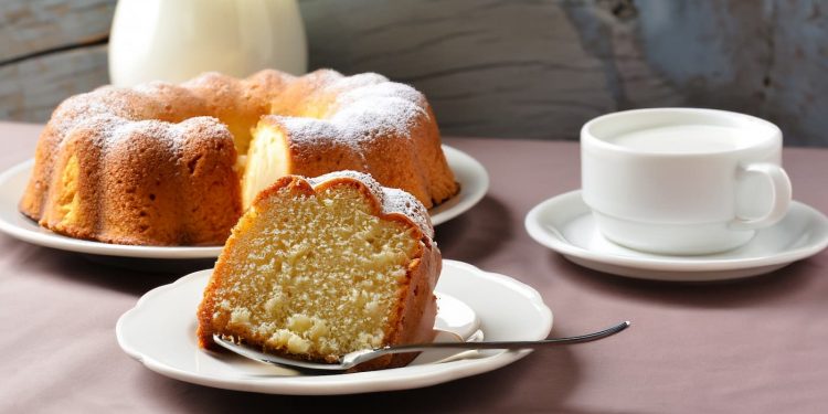 su tavolo una fetta di ciambellone allo yogurt con una tazza di latte per la colazione
