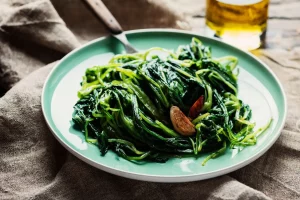 Cicoria ripassata: un contorno veloce e sano