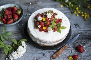 Pan di Spagna con crema allo yogurt e fragole