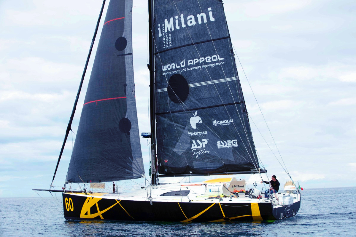 Riccardo Tosetto sulla sua barca a vela