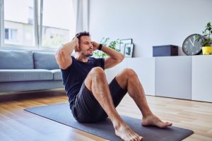 Sit up: che cos’è, come fare correttamente l’esercizio, muscoli coinvolti, benefici