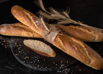 due baguette con spiga di grano e una fetta tagliata