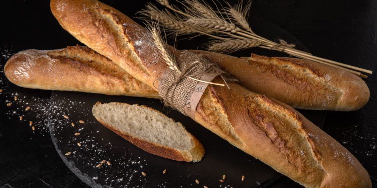 due baguette con spiga di grano e una fetta tagliata