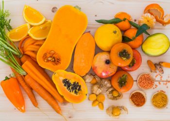 tanta frutta e verdura di colore arancione