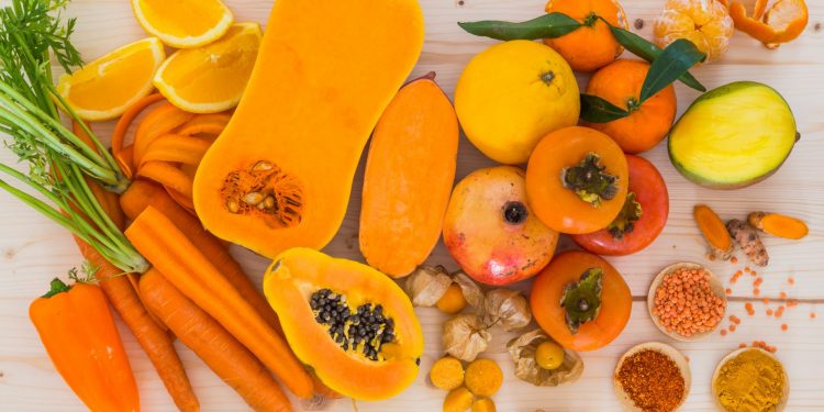 tanta frutta e verdura di colore arancione