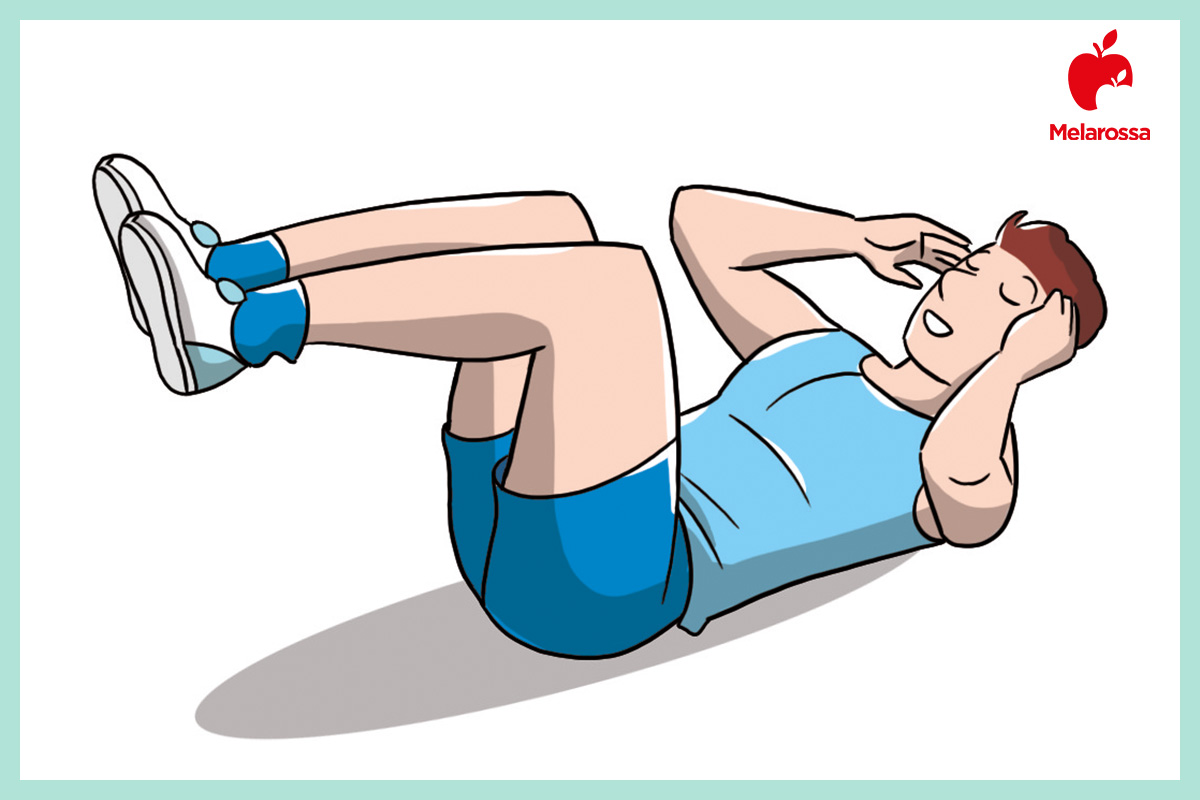 esercizi addominali per l'uomo: knee crunch