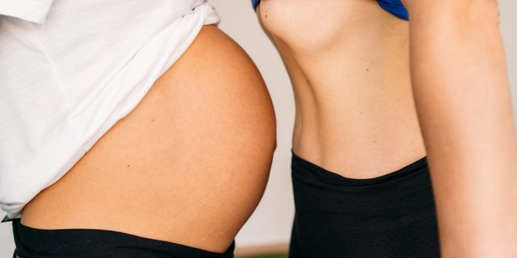 primi piani di pancia di 2 donne, la prima pratica ginnastica ipopressiva eseguendo un vaccum addominale con la pandia in dentro mentre la seconda ha la pancia rilassata e in fuori