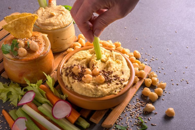 Hummus di ceci fatto in casa: ricetta facile e cremosa