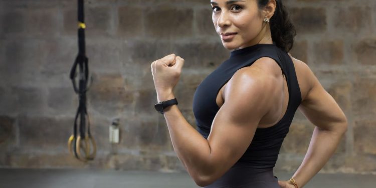 Una donna che mostra un muscolo ipertrofico