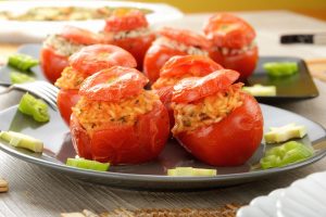 Pomodori ripieni di riso, un primo piatto facile da preparare