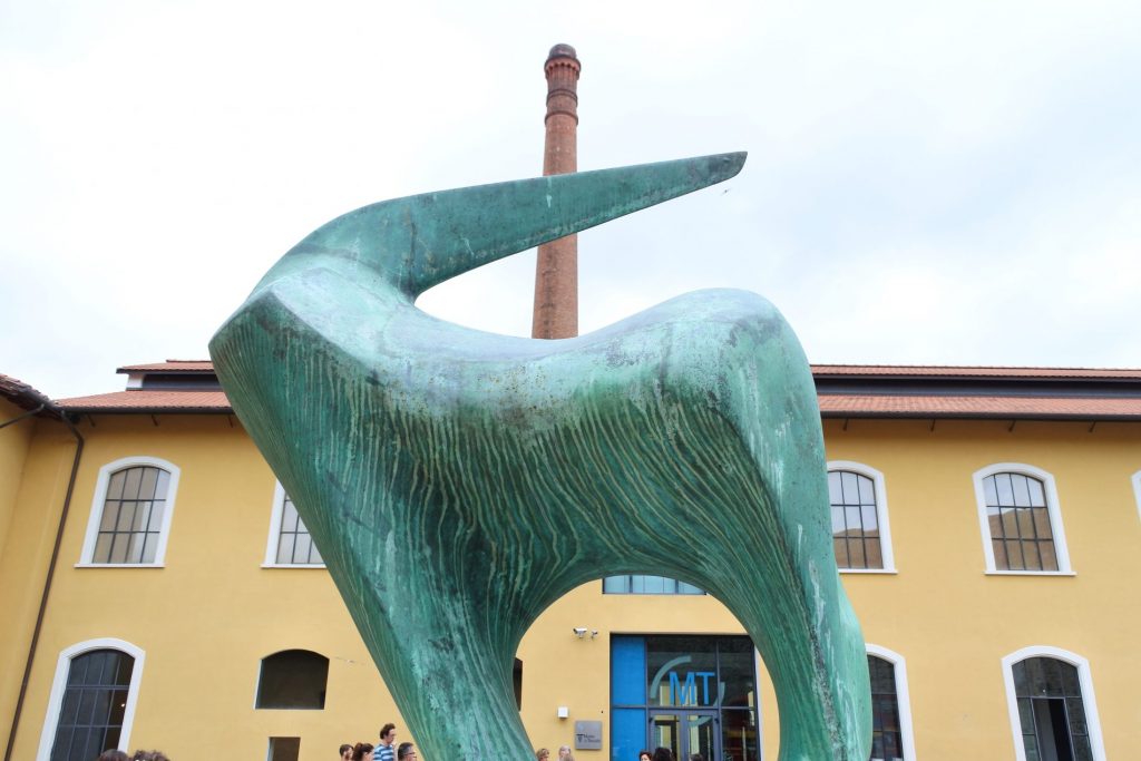 prato davanti allingresso del museo del tessuto