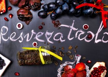 grafica con scritta resveratrolo e cibi ricchi della molecola come uva rossa