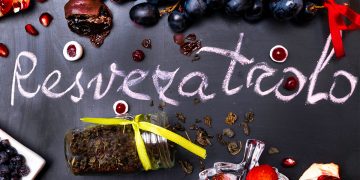 grafica con scritta resveratrolo e cibi ricchi della molecola come uva rossa