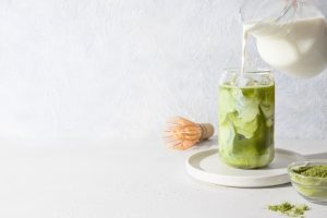 Tè matcha: cos’è, proprietà, benefici, ricette e come prepararlo a casa