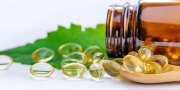 Un barattolo da cui fuoriescono compresse trasparenti di magnesio e potassio