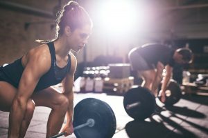 Powerlifting: cos’è, come si pratica e come iniziare in sicurezza, benefici e controindicazioni