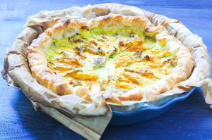 Torta salata con fiori di zucca: sfiziosa e ideale per la bella stagione