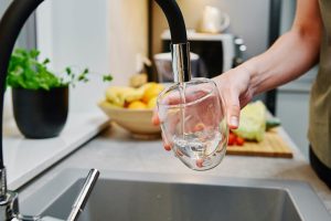 Bere troppa acqua fa male? Sintomi e conseguenze dell’iperidratazione