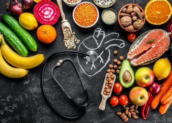 su base nera una raccolta di tanti frutti diversi colorati e un trancio di salmone, e frutta secca