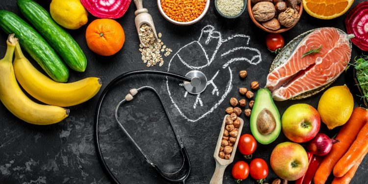 su base nera una raccolta di tanti frutti diversi colorati e un trancio di salmone, e frutta secca