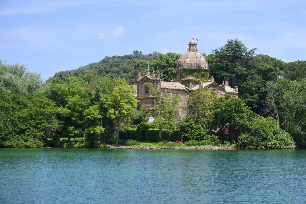 lago di bolsena isola bisentina mausoleo con cupola del vignola