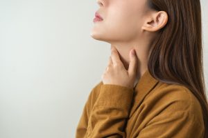 Placche in gola: cosa sono, sintomi, cause, rimedi efficaci