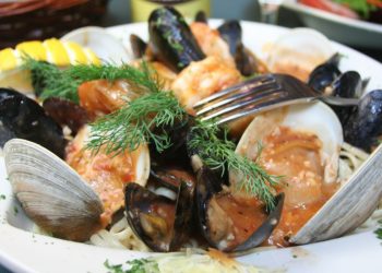 Un piatto di sauté cozze e vongole