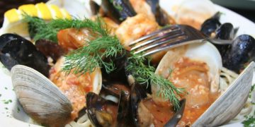 Un piatto di sauté cozze e vongole