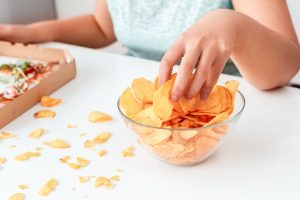 Binge eating: che cos’è, sintomi, diagnosi e come curare il disturbo da alimentazione incontrollata