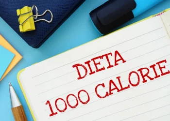 un quaderno e penna e la scritta dieta 1000 calorie