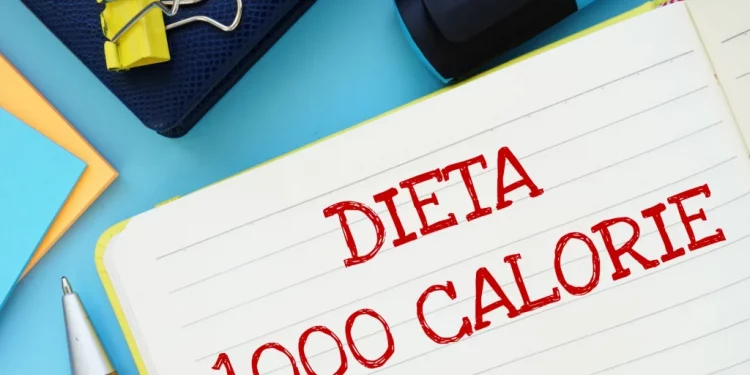 un quaderno e penna e la scritta dieta 1000 calorie