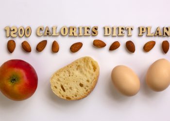 su sfondo rosa una mela, una fetta di pane 2 uova e frutta secca con la scritta in inglese: dieta da 12000 calorie