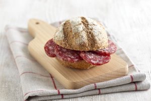 Panino con Salamini Italiani alla Cacciatora DOP, provola e verdura