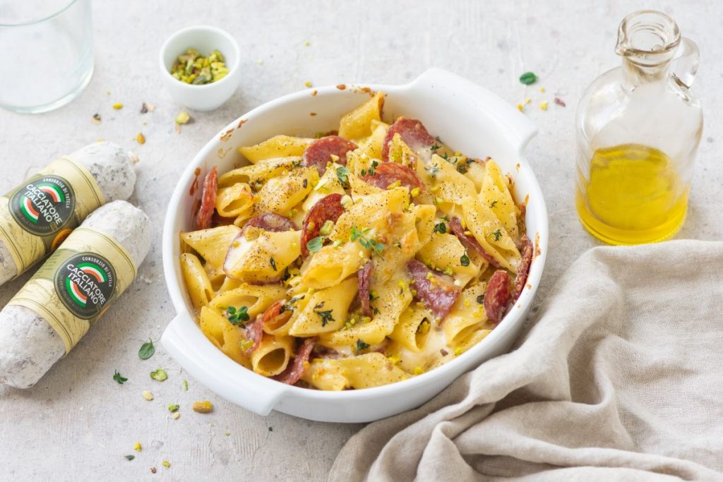 Pasta con Salamini Italiani alla Cacciatora DOP, granella di pistacchio e scamorza 5 pasta con salamini italiani alla cacciatora DOP