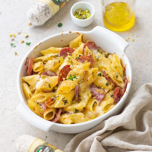 Pasta con Salamini Italiani alla Cacciatora DOP, pistacchio e scamorza